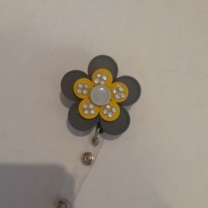 Retractable name badge holder